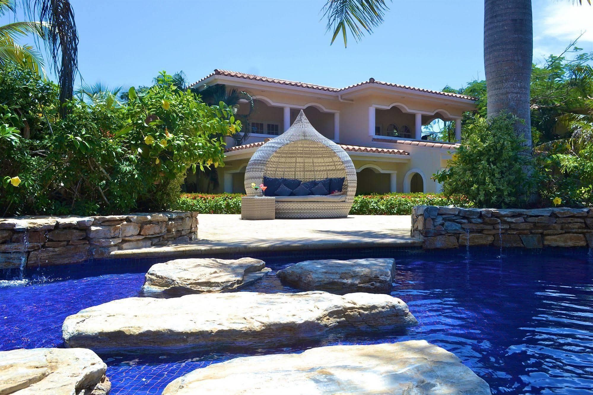 MAYAN PRINCESS BEACH — Roatan, Honduras